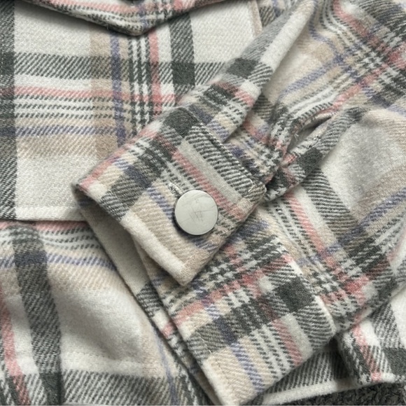 Timing Women’s Plaid Cropped Jacket in Gray and Pink - Picture 6 of 6